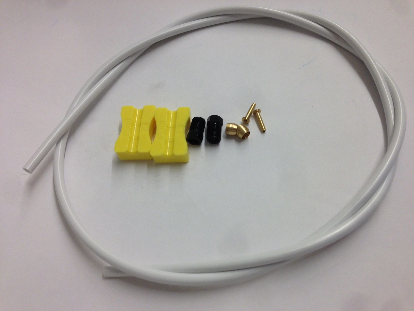 Shimano Bremsleitung SM-BH59-JK-SS 1700mm Weiss 1 Shimano Bremsleitung SM-BH59-JK-SS 1700mm Weiss